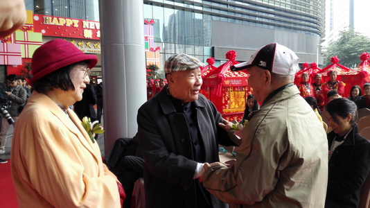 黎子流前市长与环卫工人夫妇握手.JPG